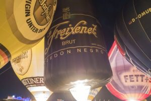 Ballone im Marketing Schwarze Freixenet Sektflasche beim Feuerwerk ballonglow