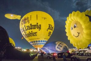 Werbeballone bei der Nacht der Ballone. Besonders auf Festivals zeigen sich die interessantesten Bilder beim Nightglow, dem Nachtglühen in der Dämmerung. Ballone im Marketing Nachtfahrt