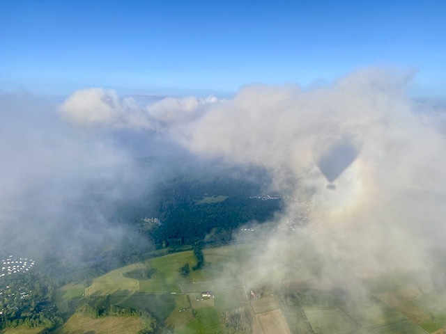 Der Teutoburger Wald in Wolken - Blick auf die Extersteine Thermik – Motor der Natur und Herausforderung für Ballonfahrer Die Thermik ist eines der faszinierendsten Phänomene der Atmosphäre. Thermik