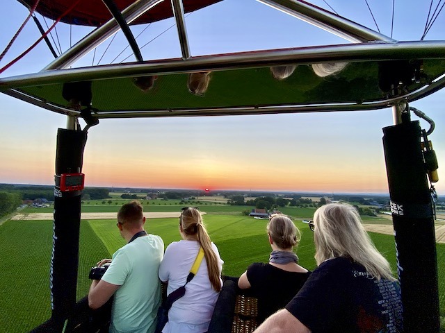Fahrten im Sommer haben ihre Reize. Den Sonnenuntergang bei Melle im Ballonkorb zu erleben ist magisch.
