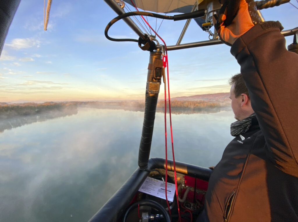 Bei der Pilotenausbildung ist man direkt am Brenner. Flugschule für Ballonfahrer im DFSV Pilot Aeroballonsport Ballonfahrten und Flugschule