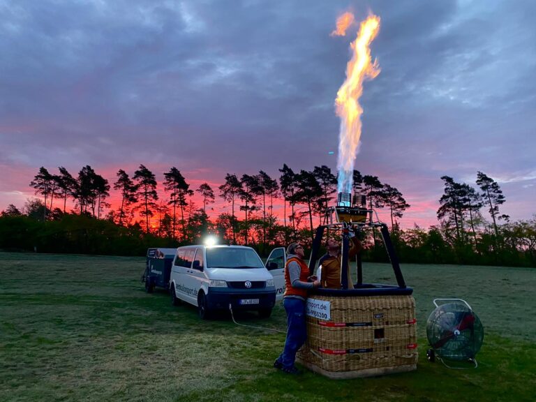 Betriebszeiten Piloten beim Check der Gasanlage im Ballonsport