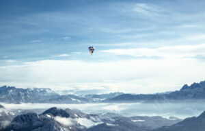 SHAKALOHA Life is for Living Ballon über den Alpen Ballon Fahrt