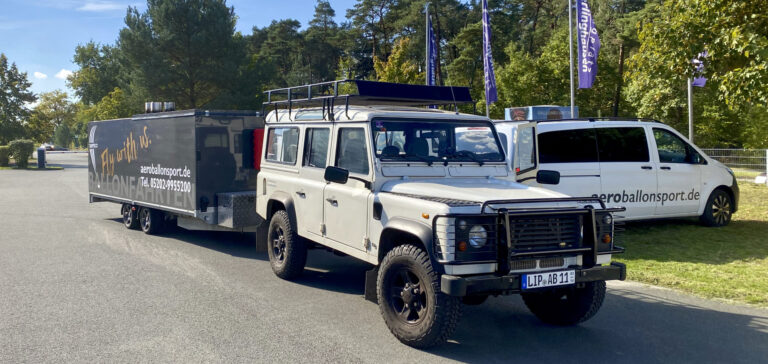 Der Land Rover Defender im Gespann. Das Zugfahrzeug für den Broetje Ballon