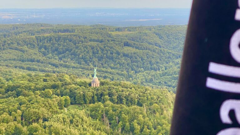 Lippische Freiheitsstatue - Das Herrmannsdenkmal bei Detmold aus der Luft gesehen