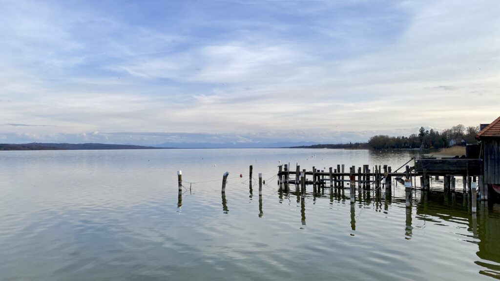 Der idyllische Ammersee bei Schondorf und Utting - Die Alpen im Hintergrund