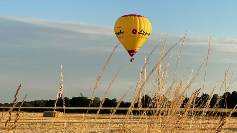 Der Lippische Heißluftballon schwebt über Feld bei Westerenger - Neue Termine bei Aerobaklonsport