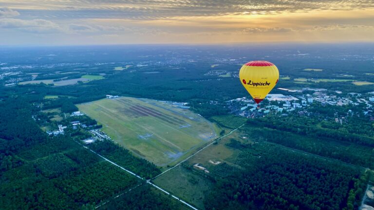 Der Flugplatz in Oerlinghausen mit dem Lippische Heißluftballon