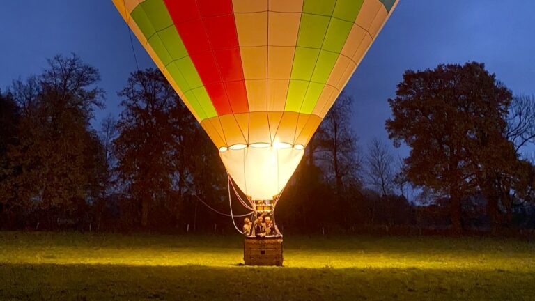 Kurz vor Sonnenaufgang - Wir machen einen frühen Start zur Ballonfahrt bei Harsewinkel. Blaue Stunde.