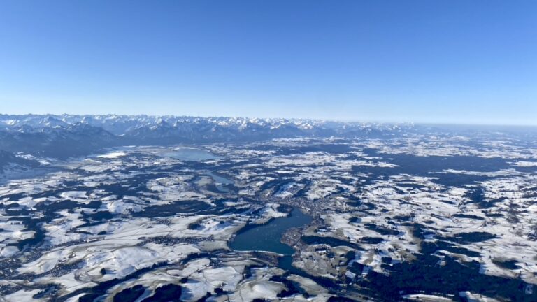 Hoch im Heißluftballon über Weilheim mit Alpenblick schweben