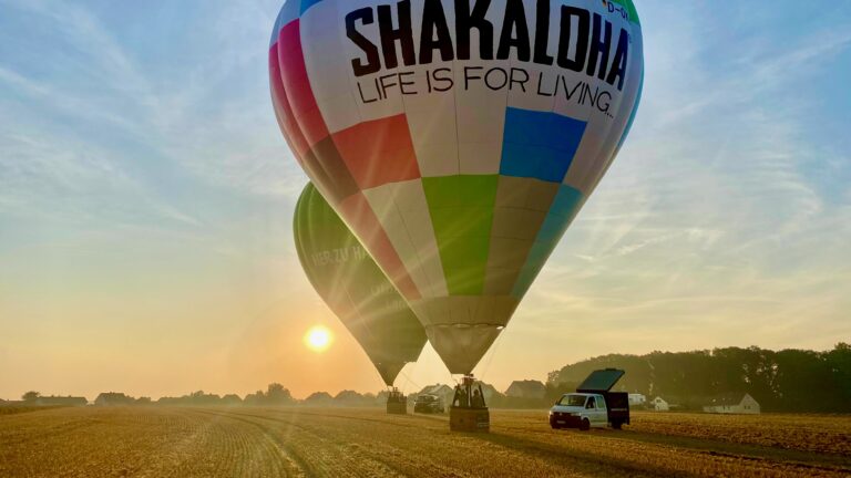 Start im Sonnenaufgang mit Ballonen in Melle nahe des Segelfliegerweg in Grönegau.