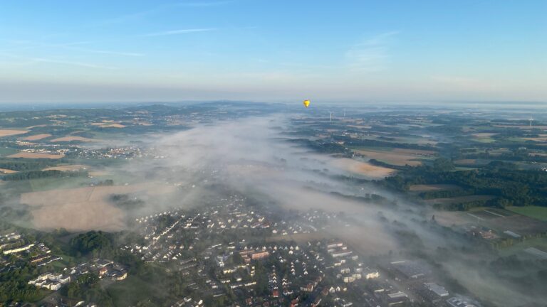 Ein Heißluftballon schwebt über Melle in Morgenlicht