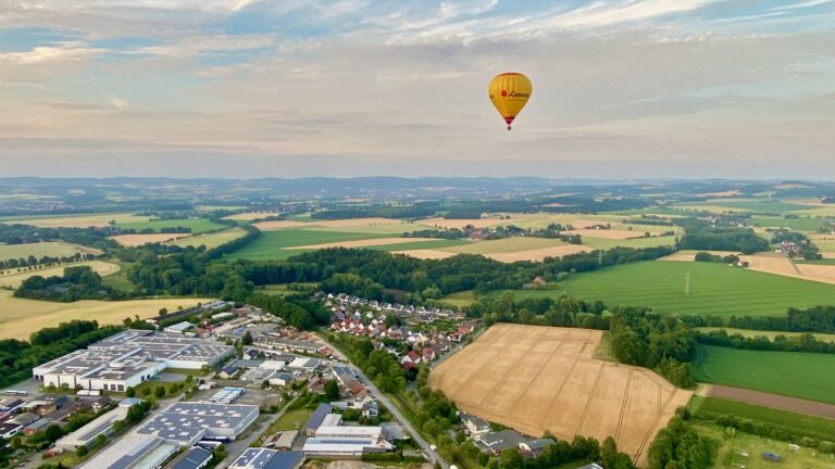 Gelber Ballon schwebt an Sommerabend über OsnabrückGelber Ballon schwebt an Sommerabend über Osnabrück
