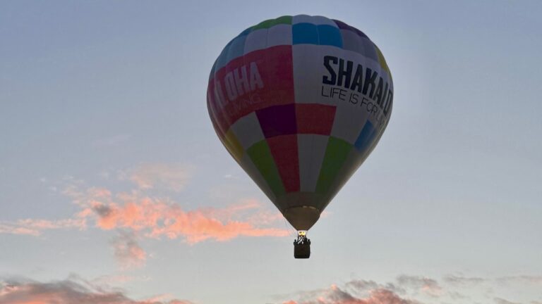 Shakaloha Ballon schwebt über Paderborn Elsen im Abendlicht