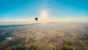 Der Shakaloha Heißluftballon schwebt hoch über Gütersloh und Steinhagen