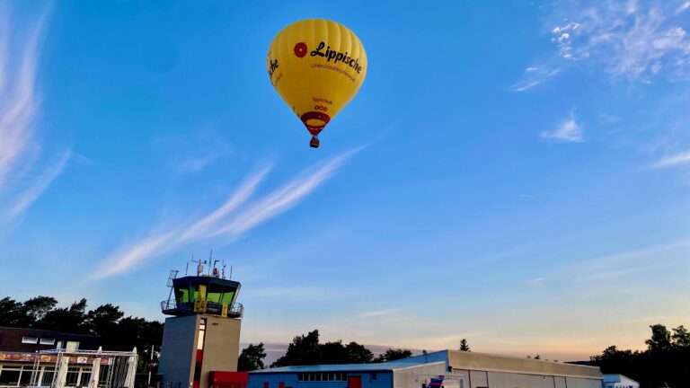 Der Lippische Ballon schwebt über dem Tower vom Flugplatz Oerlingfhausen