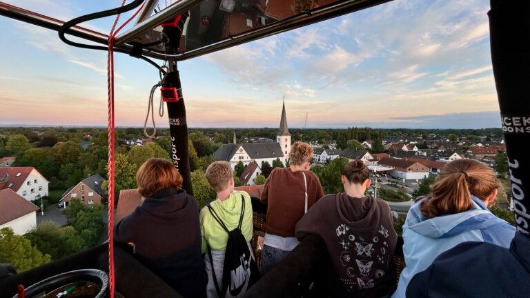 Ballon in tiefer Fahrt über die Kaunitzer Kirche zur Landung hinter dem Ort