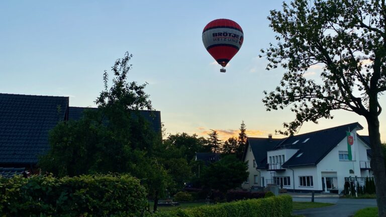 Ballon fährt tief über Verl Kaunitz hinweg