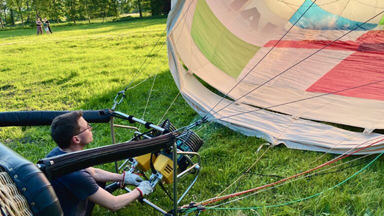 Pilot richtet den Ballon mit dem Brenner auf in Verl Kaunitz