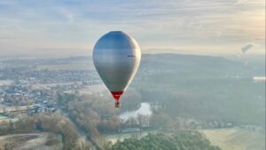 Abheben im Ballon mit Aeroballonsport Ballonfahrten - Schweben bei einer Ballonfahrt über OWL Detmold Lippe