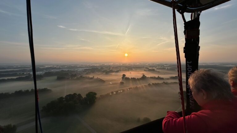 Heißluftballonfahrt im Sonnenaufgang über Nordrhein-Westfalen – Aeroballonsport Ballonfahrten in OWL bei Bielefeld Geo Ballooning