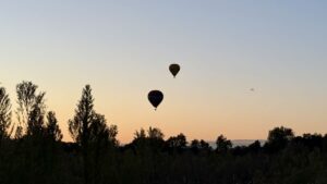 Heißluftballone im Abendlicht – Ballonfahrt-Gutschein für ein unvergessliches Geschenk