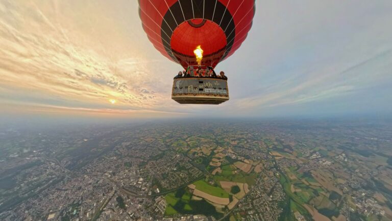 Passagiere im Heißluftballon von Aeroballonsport hoch über Bielefeld und Ostwestfalen-Lippe