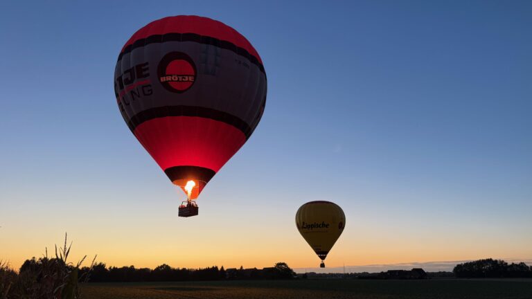 Heißluftballon von Aeroballonsport bei einer Abendfahrt über Feldern nahe Minden an der Weser