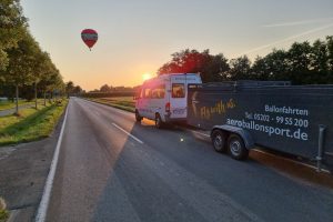 verfolger fahrt ballon sonnenuntergang gegenlicht strasse ballonfahrt passagierfahrt Rücktransport Ballonfahrt Deutschland NRW Bayern