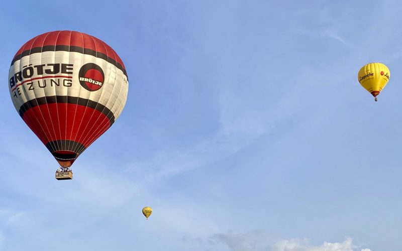 Der Broetje Ballon in der Luft zusammen mit anderen Ballonen - mehr Reichweite