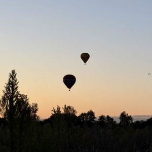 Heißluftballone im Abendlicht – Ballonfahrt-Gutschein für ein unvergessliches Geschenk