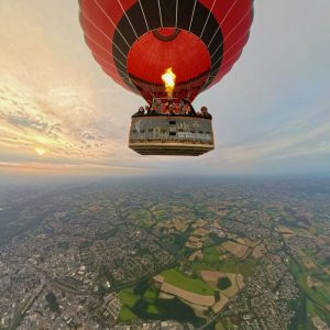 Passagiere im Heißluftballon von Aeroballonsport hoch über Bielefeld und Ostwestfalen-Lippe