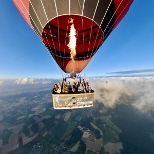 Heißluftballonfahrt über der Region mit weitem Panorama