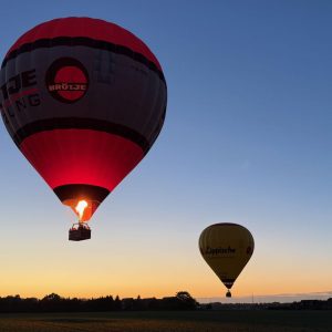 Heißluftballon von Aeroballonsport bei einer Abendfahrt über Feldern nahe Minden an der Weser