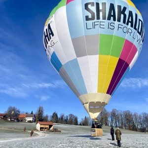 Start des Shakaloha Ballon am Märznhof in Nantesbuch bei Penzberg