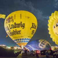 Werbeballone bei der Nacht der Ballone. Besonders auf Festivals zeigen sich die interessantesten Bilder beim Nightglow, dem Nachtglühen in der Dämmerung. Ballone im Marketing Nachtfahrt